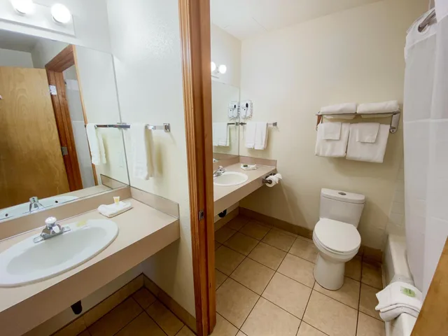 غرفة بسرير كينج بمطبخ، Sisters Inn & Suites 1/1