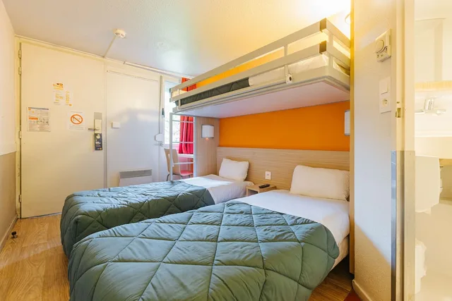 Plus, 3 Beds، Premiere Classe Beauvais 1/7