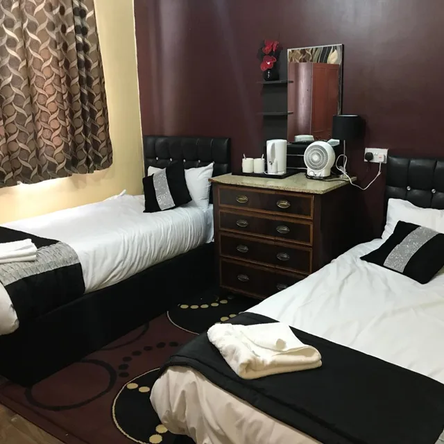 غرفة بسريرين منفصلين بحمام مشترك، Pacific Inn London Heathrow (ex. Essex Inn Hotel) 1/3