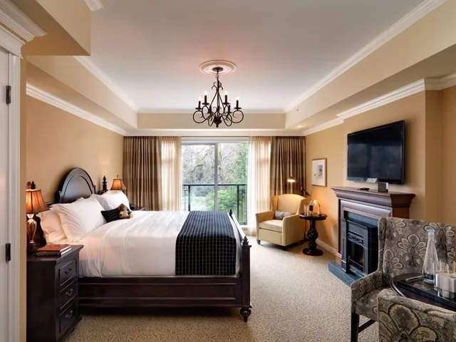 جناح بسرير كينج بغرفة نوم واحدة بإطلالة جزئية على البحر مع أريكة، Oak Bay Beach Hotel 1/3