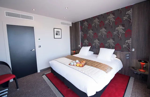 Junior Suite, King Bed, Sofa, Best Western Premier Patio Des Artistes 2/10