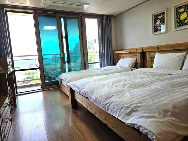 غرفة قياسية بسرير كوين وسرير فردي بإطلالة على البحر بغرفة نوم واحدة، Cheonjiyeon Hotel 5/10