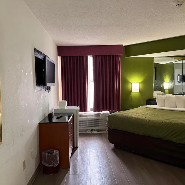 غرفة سوبيريور بسرير كينج، Lafayette Inn & Suites 1/7