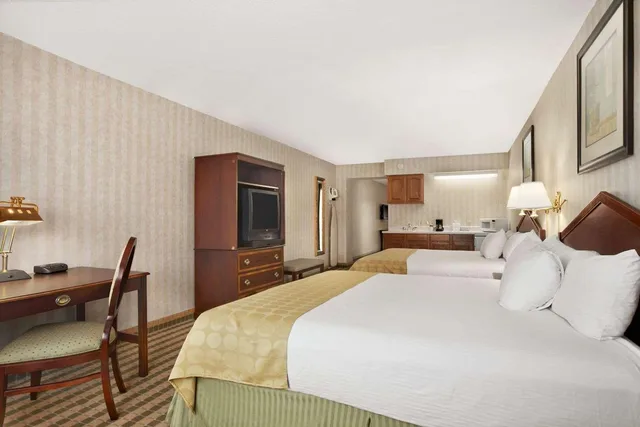 غرفة ديلوكس بسريرين كوين، Ramada by Wyndham Saginaw Hotel and Suites 1/8