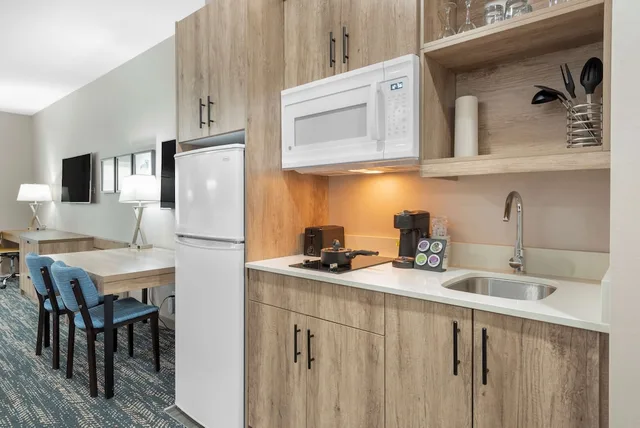 Executive, Suite, King Bed, Sofa, Kitchen, Large, Best Western Premier Executive Residency Medicine Hat 7/10