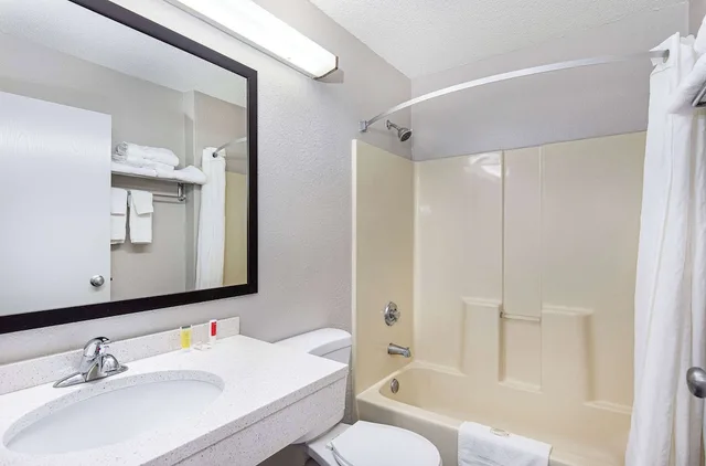 غرفة قياسية بسرير كوين، Microtel Inn And Suites Memphi 6/7