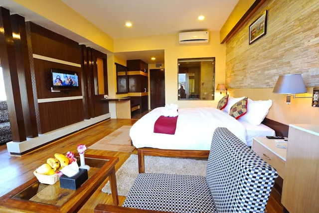 جناح جونيور بسرير كينج بإطلالة على البحيرة، Hotel Queens Park 3/6