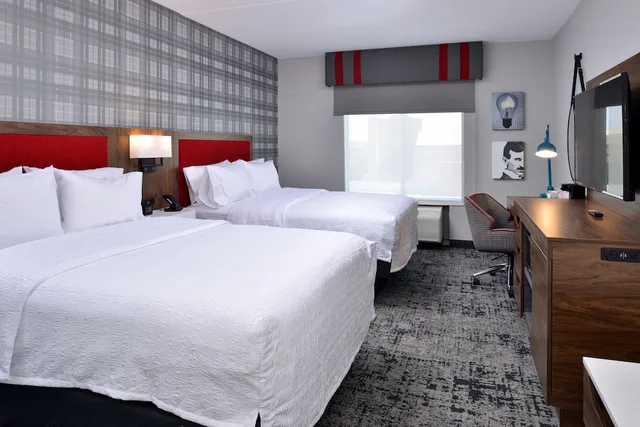 غرفة بسريرين كوين لذوي الإعاقة، Hampton Inn & Suites Greensboro Downtown 2/3