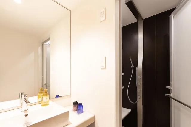 غرفة تنفيذية بسريرين كوين في طابق مرتفع، Karaksa Hotel Colors Tokyo Yaesu 8/9