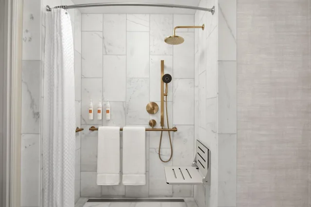 غرفة بسرير كينج لذوي الإعاقة، The Pfister Hotel 5/5