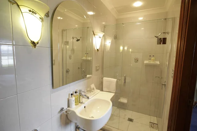 غرفة بسرير كينج بإطلالة على البحر، Grand Arden Monaco Nelson 3/3