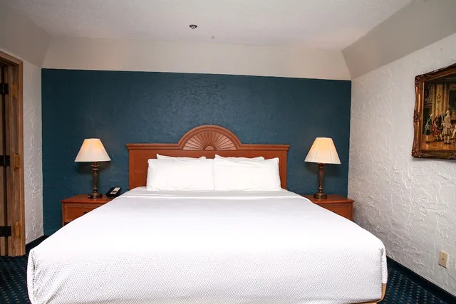 جناح تنفيذي بسرير كينج، The Chateau Hotel And Conference Center 2/5