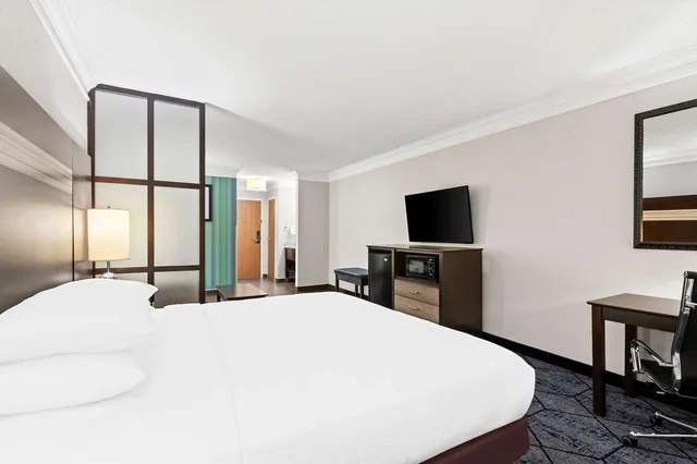 جناح بسرير كينج مع أريكة، Best Western Slidell Hotel 1/5