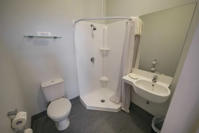 Mixed Dorm, 4 Beds, Nomads Capital Backpackers Wellington- Adults only 2/2