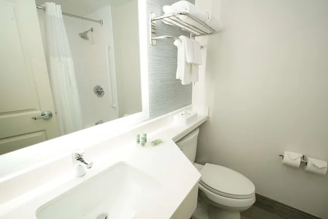 غرفة قياسية بسريرين كوين، Best Western Paramus Hotel & Suites 4/9