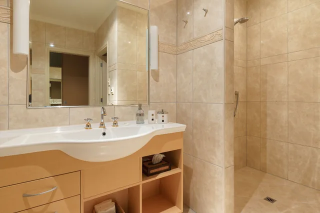 Luxury, Twin Beds, King Bed, Partial Lake View, Private Bathroom، Chalet Eiger 6/10