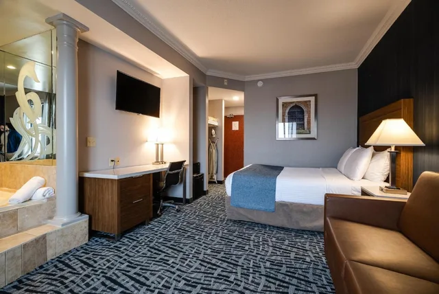جناح ديلوكس بسرير كوين مع أريكة، Monte Carlo Inn Toronto West Suites 10/10