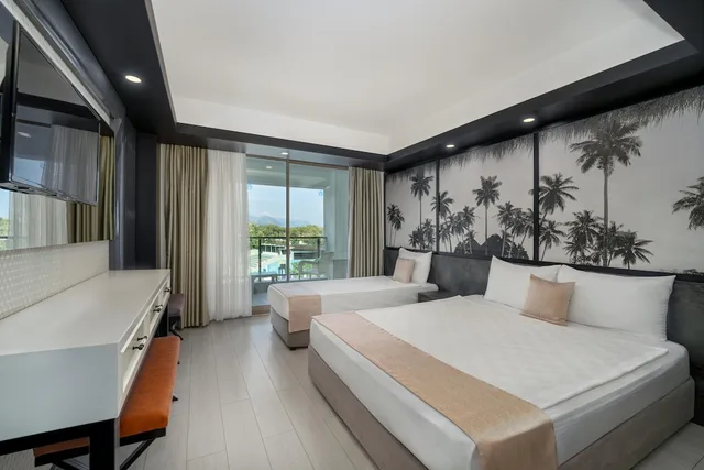 غرفة قياسية بسرير مزدوج وسرير فردي بشرفة بإطلالة جزئية على البحر، Dosinia Luxury Resort 2/6