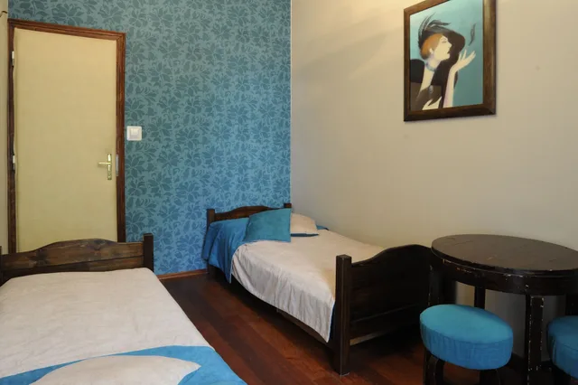 غرفة قياسية بسريرين منفصلين بحمام مشترك، Hostel Deco 1/4