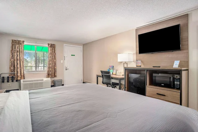 غرفة قياسية بسرير كينج، Rodeway Inn Grand Haven - Mi 2/7