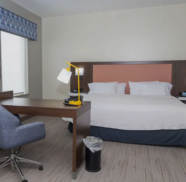 غرفة بريميوم بسرير كينج مع أريكة، Hampton Inn & Suites Riverton 5/7