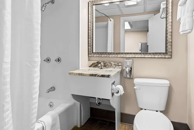 جناح بسرير كينج بحوض جاكوزي، Best Western Forest Inn 2/3