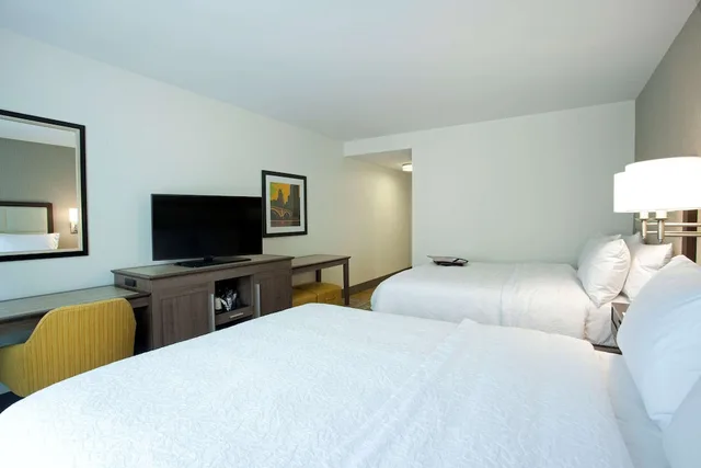 غرفة بريميوم بسرير كينج، Hampton Inn and Suites Minneapolis Downtown 2/7