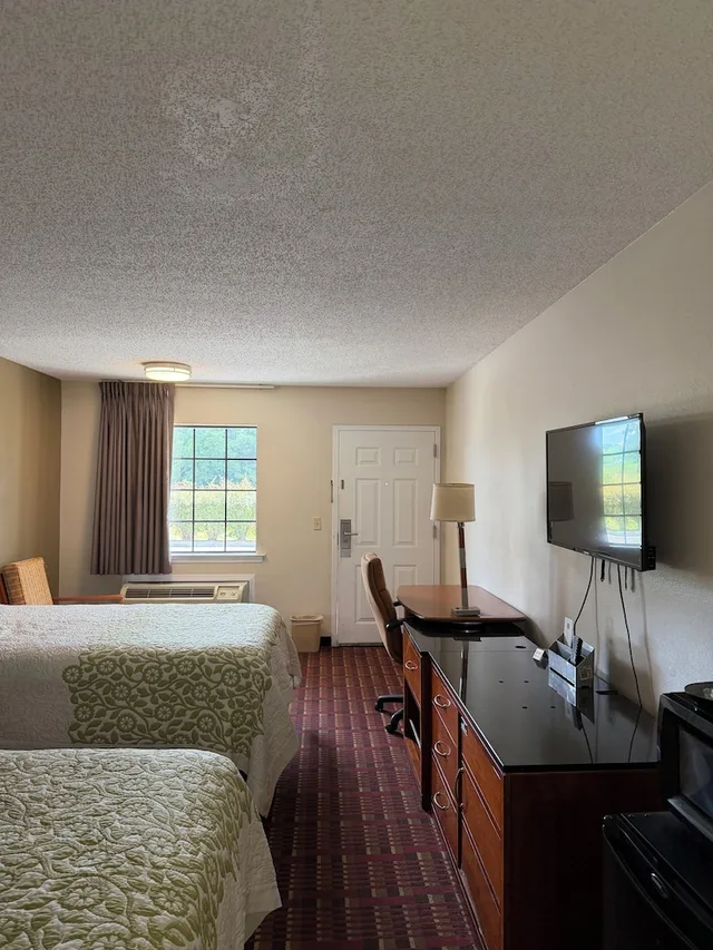 غرفة قياسية بسريرين كوين، Peach Tree Inn 5/9