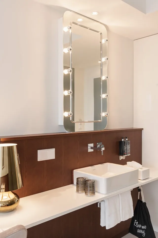 Wow, Queen Bed، Ruby Lucy Hotel London 3/4