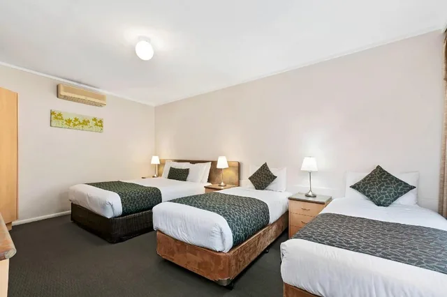 Upgrade, Efficiency, Suite, Single Bed, 2 Queen Beds، Comfort Inn and Suites Lakes Entrance 2/3
