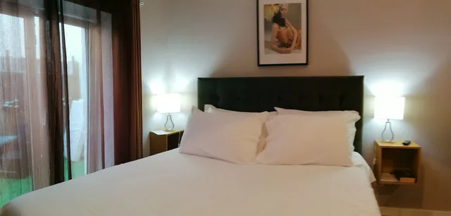 جناح بريميوم بسرير كوين بشرفة، Temple Suites Guest House 2/2