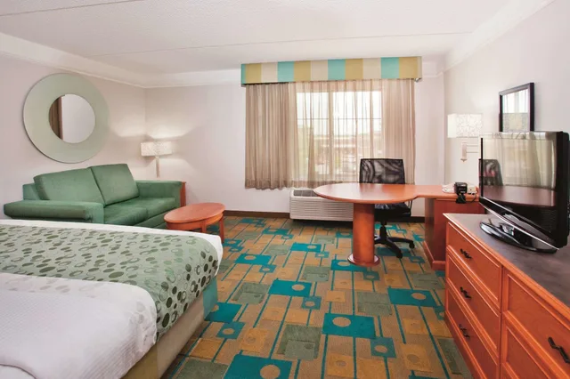 غرفة تنفيذية بسرير كينج، La Quinta Inn Suites Winston Salem 3/4