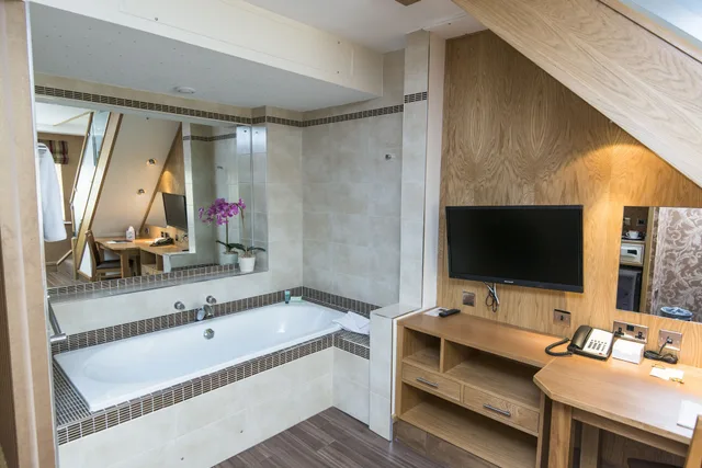 Junior Suite, King Bed, The Fairlawns Hotel And Spa 6/6