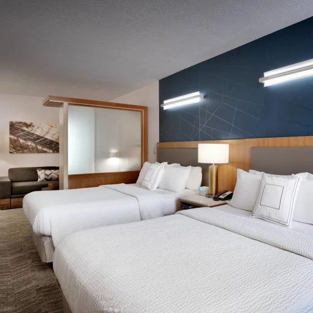 جناح بسريرين كوين مع سرير سحّاب إضافي مع أريكة بحوض استحمام لذوي الإعاقة، Springhill Suites Provo 1/7