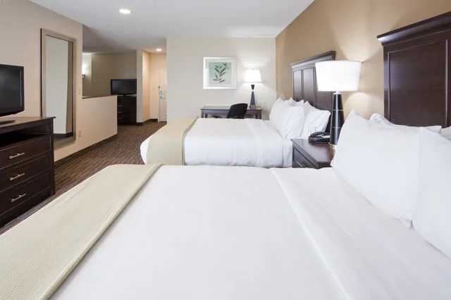 جناح بسريرين كوين لذوي الإعاقة، Holiday Inn Express Suites Willmar 1/2