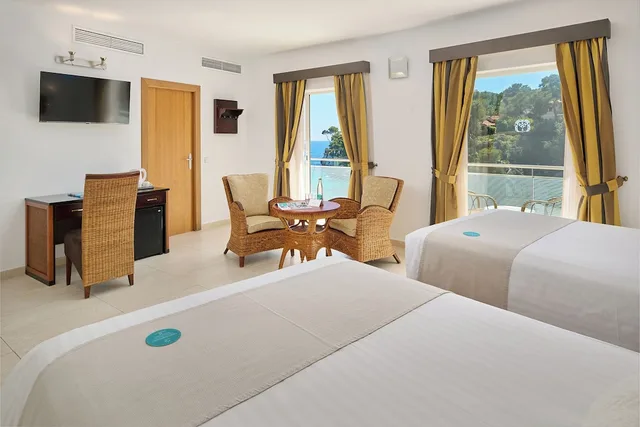 جناح كومفورت بسريرين مزدوجين بإطلالة على البحر بشرفة بغرفة نوم واحدة، Hotel Apartamentos Cala Santanyi 1/9