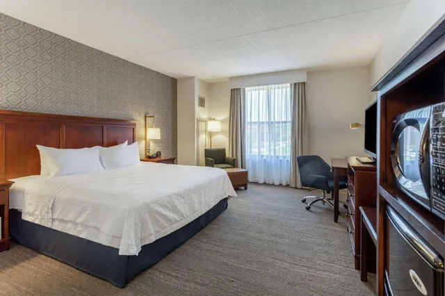 جناح بسرير كينج بشرفة لذوي الإعاقة، Hampton Inn Suites Saratoga Springs Downtown 3/10