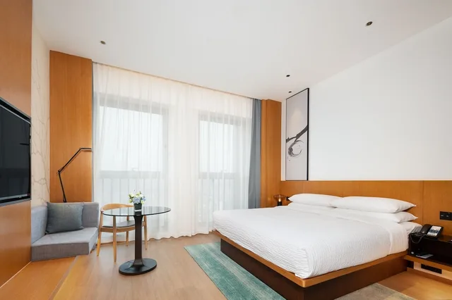غرفة قياسية ركنية بسرير كينج، Fairfield by Marriott Zhuhai Xiangzhou 2/5