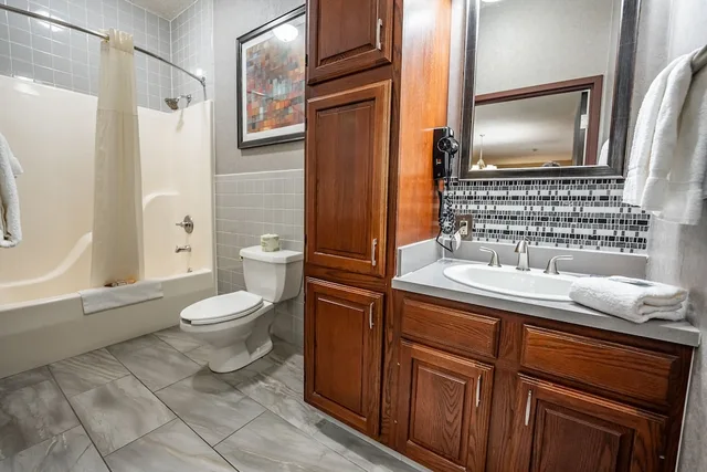 جناح رئاسي بسرير كينج مع أريكة، Christopher Inn and Suites 2/2