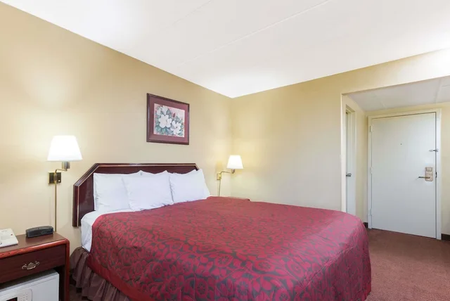 Studio, Suite, King Bed, Smoking, Days Inn By Wyndham Hagerstown 5/10