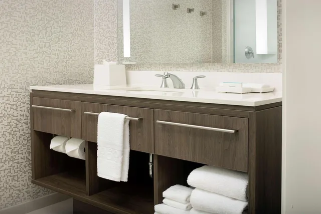 جناح بسرير كينج بغرفة نوم واحدة مع أريكة، Home2 Suites by Hilton St. Augustine I-95, FL 4/4