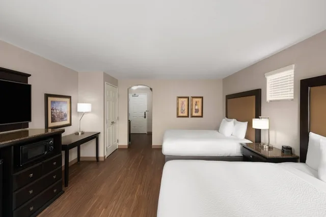 غرفة تنفيذية بسريرين كوين بشرفة، La Quinta Inn And Suites By Wyndham Paso Robles 1/4
