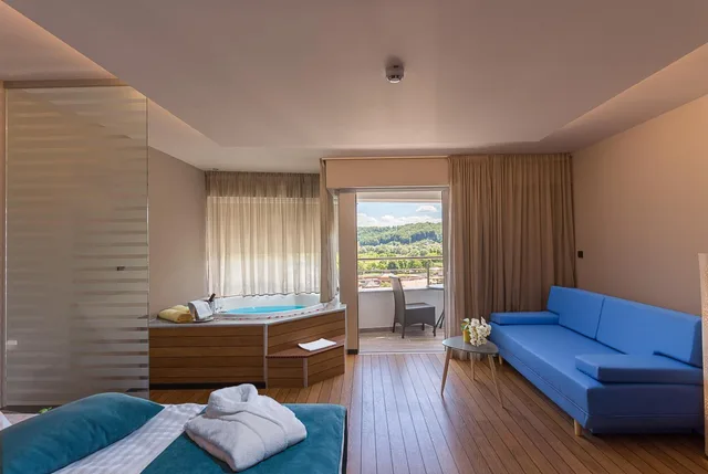 غرفة بسرير مزدوج بشرفة بجاكوزي، Wellness Hotel Villa Magdalena 5/10