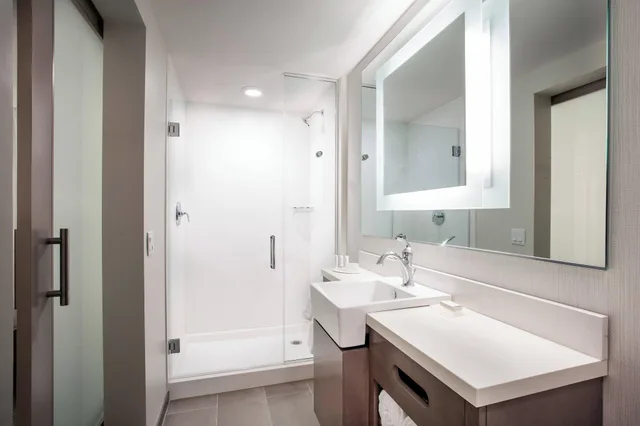 استوديو بسرير كينج، Springhill Suites San Diego Downtown Bayfront 1/2