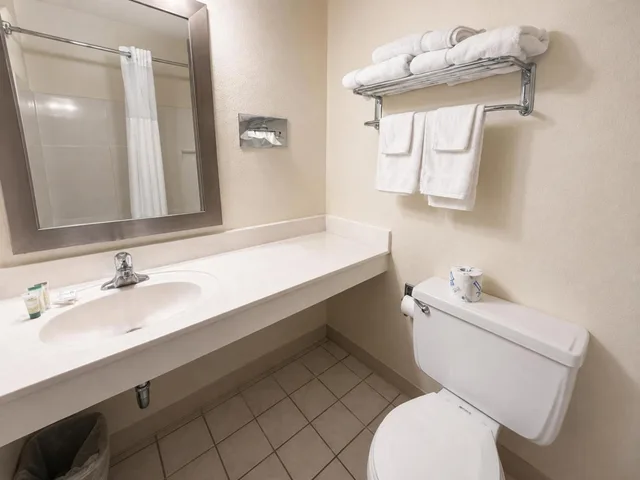 Room, King Bed, Hot Tub, Fairbridge Inn And Suites 9/10