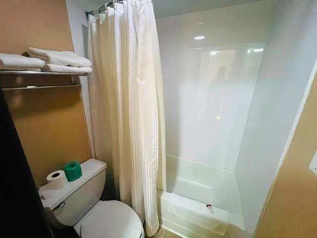 غرفة بسرير كينج بحوض جاكوزي، Barrington Hotel Schaumberg Near I 90 5/5