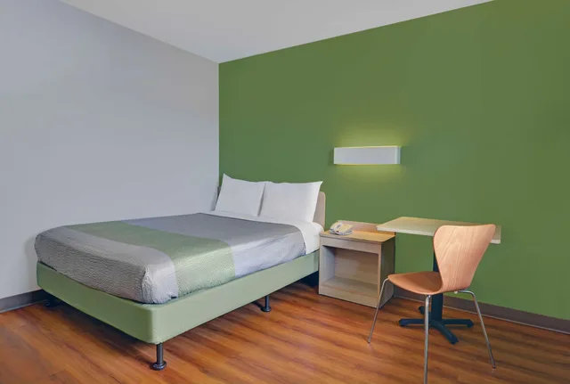 1 Full Bed - ADA/Tub/Premium/Mini Fridge، Motel6 Kissimmee, FL - Orlando 3/10