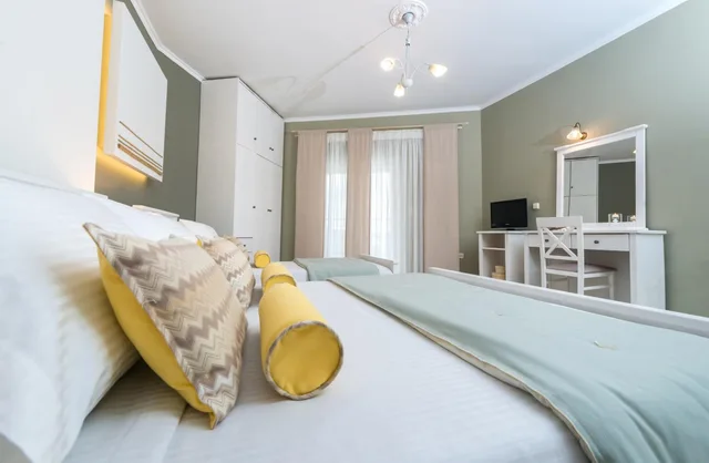 Superior, Triple, Side Sea and Pool View، Arkadia Luxury Hotel Apartments 7/10