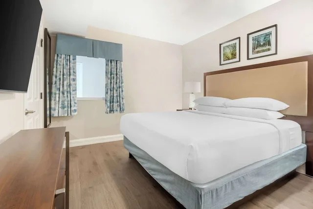 جناح بسرير كينج بإطلالة على البحر بشرفة مع أريكة، Hilton Grand Vacations Anderson Ocean Club in Myrtle Beach 3/5