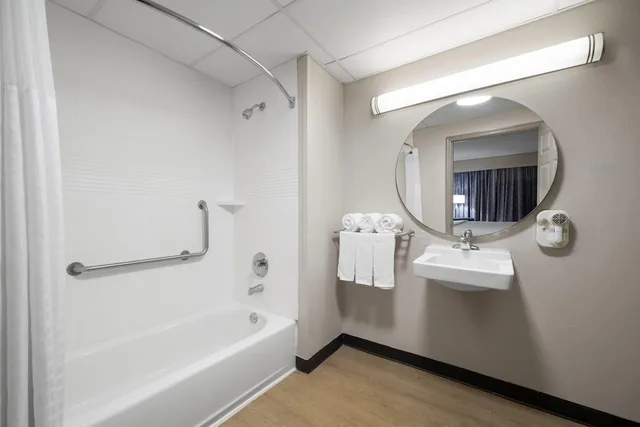 غرفة بسرير كينج لذوي الإعاقة، Days Inn by Wyndham Augusta Wheeler Road 10/10